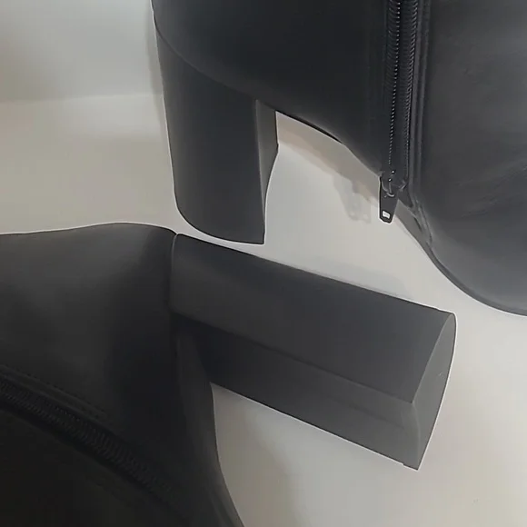 Elegant Black Women's Boots - Picture 4 of 9